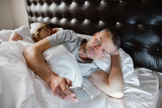 手机丈夫在妻子睡觉的时候用手机男人上瘾卧室