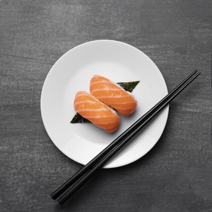 美味生鱼片放在盘子里 顶视图食物分类平面图