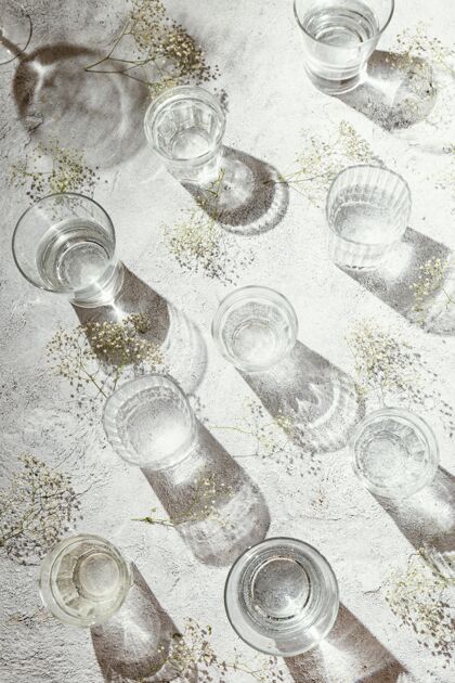 水桌上放几杯水液体收藏桌子