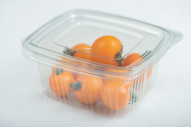 生的黄色的樱桃西红柿在塑料容器里高质量的照片一串团体农业