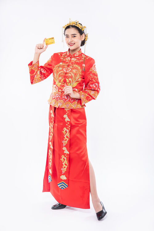 中国文化穿旗袍的女人从爸爸那里拿到信用卡过年用庆祝文化信用卡