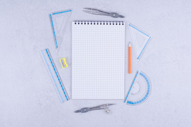 工作空白笔记本 周围有尺子和钢笔学习办公室电器