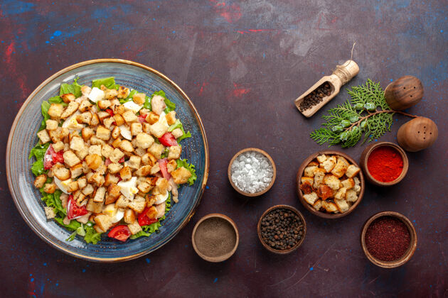 豆类在深紫色的桌子上俯瞰美味的凯撒色拉和不同的调味品一餐鹰嘴豆晚餐