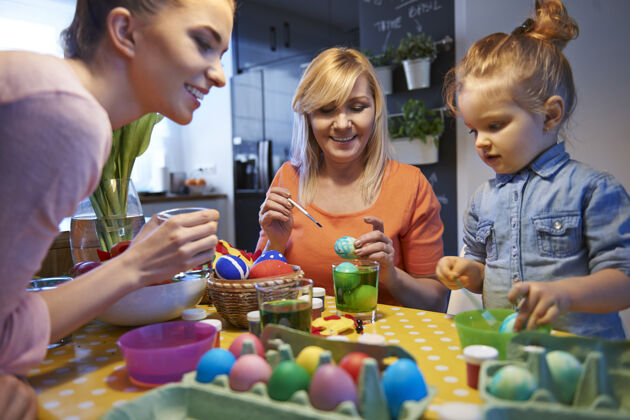 家庭厨房画复活节彩蛋是我们的传统女儿工艺季节
