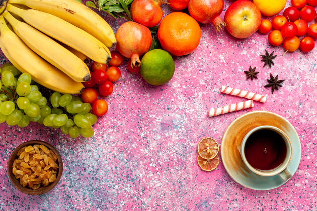 成分在粉红色的书桌上可以看到美味的水果和茶可食用的水果香蕉蛋糕