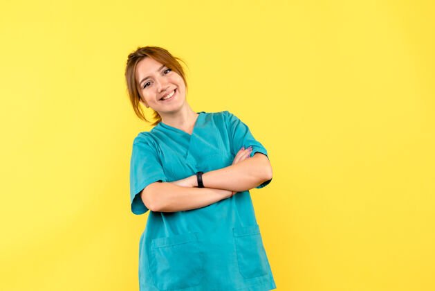 病毒正面图黄色空间上微笑的女医生人医院生活方式
