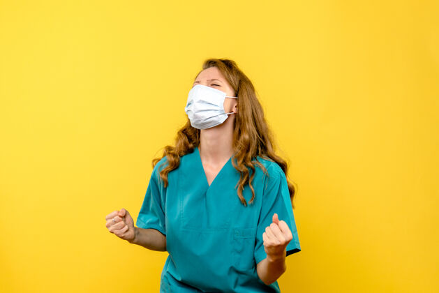 护士正面图黄色空间上的女医生戴着面具欢呼雀跃大流行女医生视图