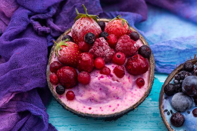 蔓越莓高角度拍摄的水果奶昔顶部冷冻草莓 红莓在椰子碗覆盆子配料有机