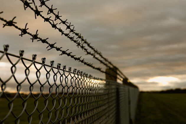 安全每个人都被囚禁在当下 但地平线上还有一线希望边界保护钢铁