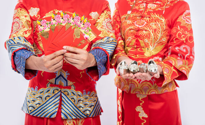 文化过年 礼金和现金将得到-给穿旗袍的男女传统传统节日传统服装庆祝