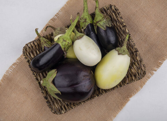 餐巾顶视图白色和黑色茄子在一个米色餐巾上的立场白黑顶部