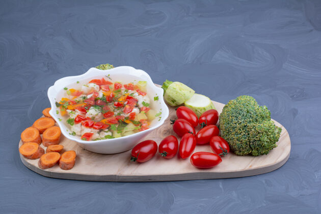 花椰菜切碎食物的白碗蔬菜汤番茄花椰菜胡椒