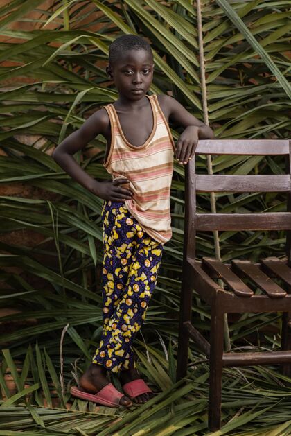 非洲全镜头男孩摆椅子男孩文化农村