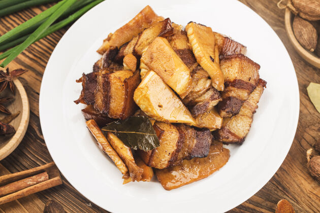 季节中餐：竹笋焖猪肉中国的餐烹饪