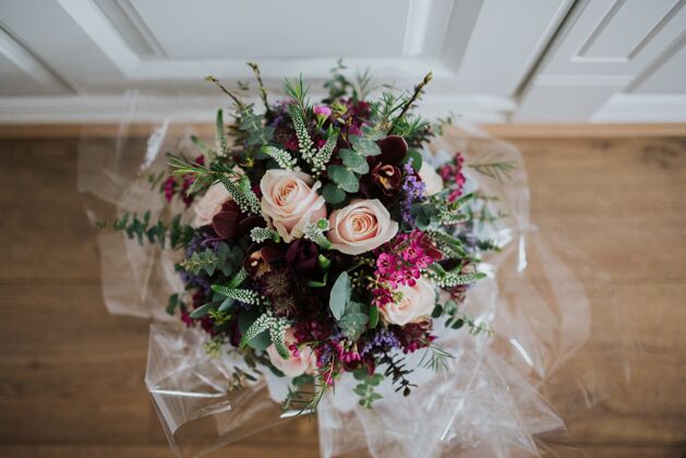 花卉头顶特写镜头的婚礼花束在木地板上自然浪漫美丽