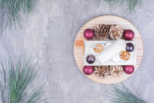 餐厅一片带圣诞装饰的椰子蛋糕极简主义面粉糕点