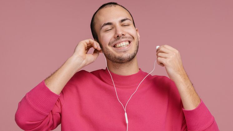 快乐戴着耳机的男人在笑男人耳机休闲