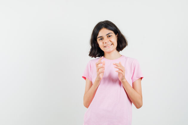 准备小女孩穿着粉色t恤准备鼓掌 看起来很高兴 正面视图年轻美丽粉色