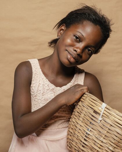 拿着带着草篮的笑脸女孩孩子非洲篮子