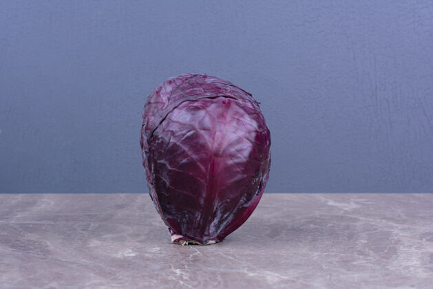热带一个紫色的卷心菜孤立在大理石表面水果素食极简