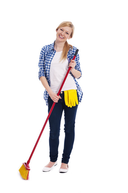 清扫美丽微笑的女人在扫地站立扫帚工作工具