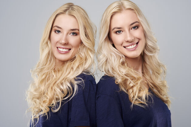 社区金发双胞胎的画像成人友谊两个人