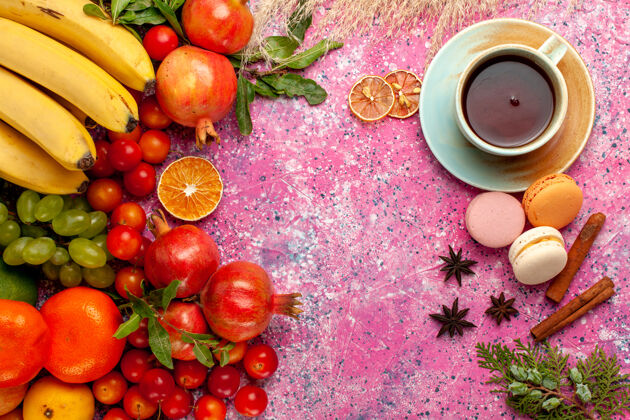 西红柿顶视图新鲜水果组成与茶杯浅粉红色的表面胡椒生的杯子