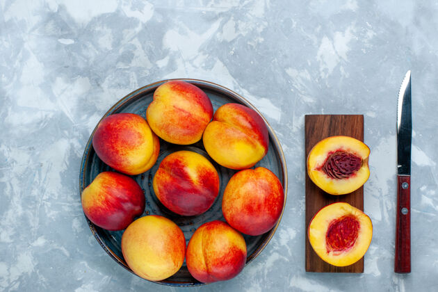 农产品在浅白的桌子上俯瞰新鲜的桃子和美味的夏日水果美味可食用水果维生素