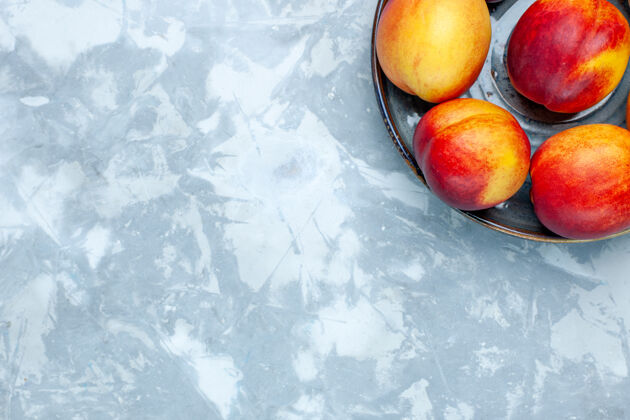 健康在浅白的桌子上俯瞰新鲜的桃子和美味的夏日水果食物顶部美味