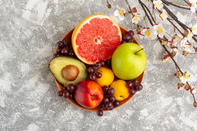 异国情调顶视图新鲜水果盘内白色表面可食用水果内部健康