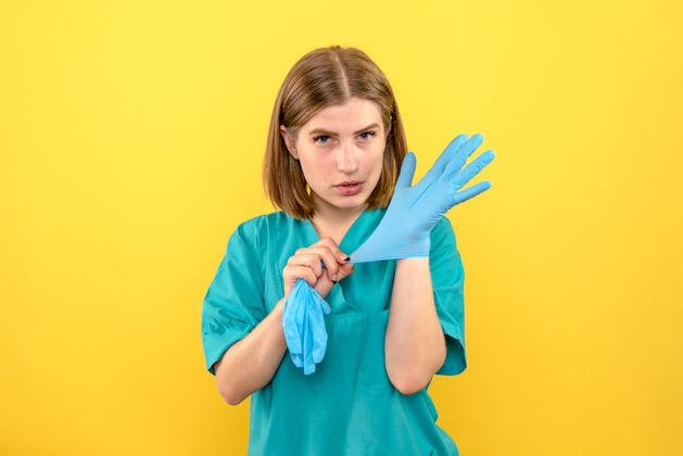 护士前视图黄色空间上戴蓝色手套的女医生听诊器蓝色肖像