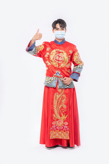 传统男士穿旗袍套装 戴口罩 是购物防病的最佳方式中国新年旗袍成人