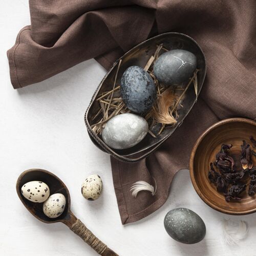 顶视图复活节彩蛋的俯视图 带布料和木勺平铺帕夏复活节