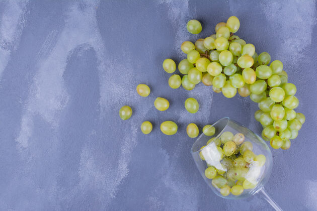 多汁绿葡萄从酒杯里出来四季蔬菜生物