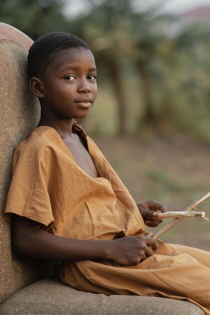 非洲人有鼓棍的男孩肖像孩子男孩