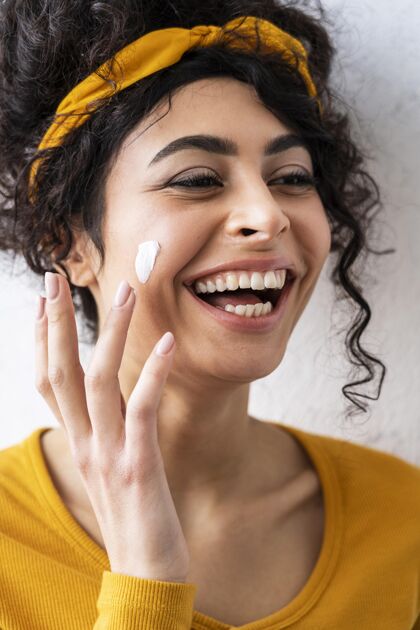 垂直女人笑着玩保湿霜的画像国际女性全球