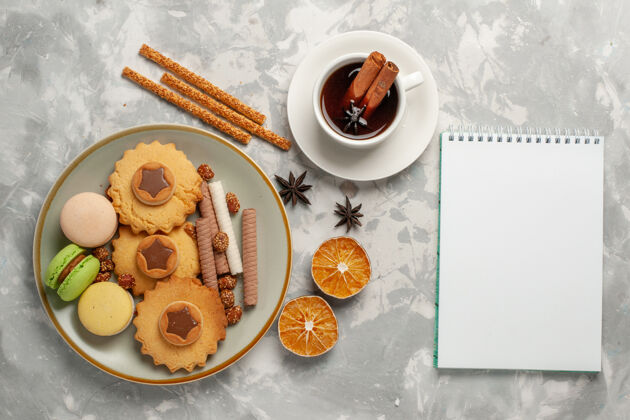 咖啡俯瞰法国麦卡龙蛋糕茶和饼干在白色表面饼干饼干糖烤蛋糕甜馅饼饼干麦卡龙茶