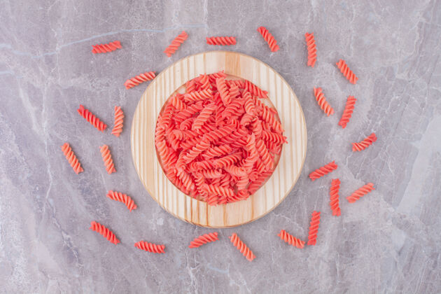 生物红色的意大利面放在大理石的木板上食物菜肴早午餐