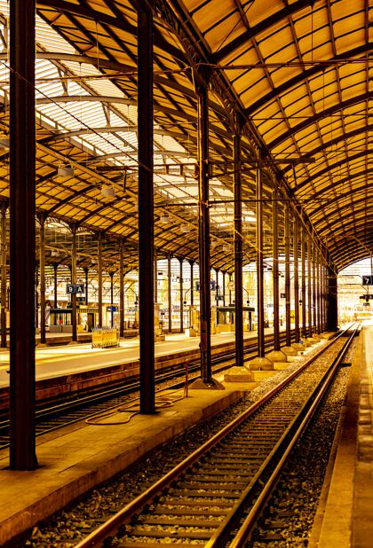 速度瑞士阳光下火车站的垂直照片到达运输瑞士