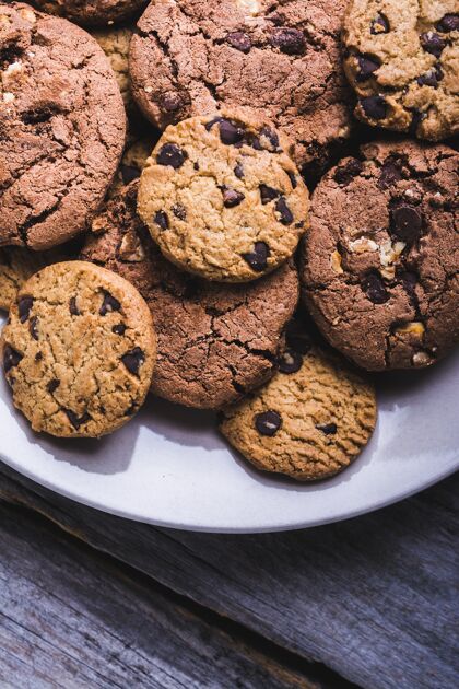 棕色在一个白色盘子里有很多巧克力饼干的特写镜头面包房卡路里美味