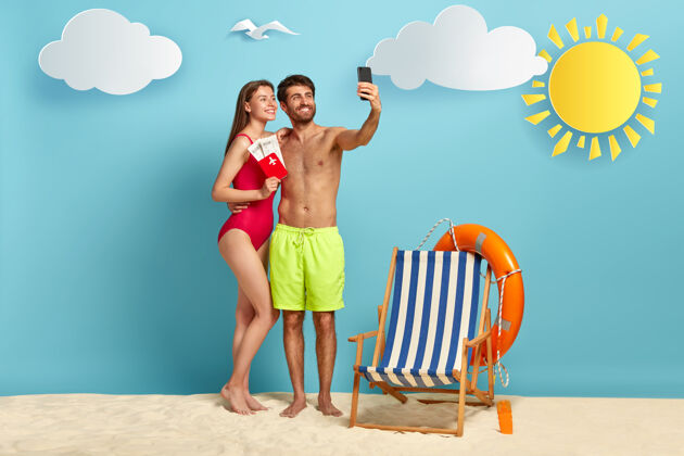 浪漫一对欧洲夫妇用手机自拍 拿着护照和机票在沙滩上摆姿势情侣机票夏天