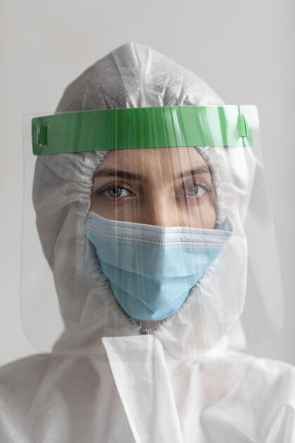 传播穿防护装备的女人预防病毒冠状病毒