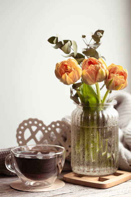 心一个节日静物与插花在一个花瓶 一杯茶和舒适的东西茶节日礼物
