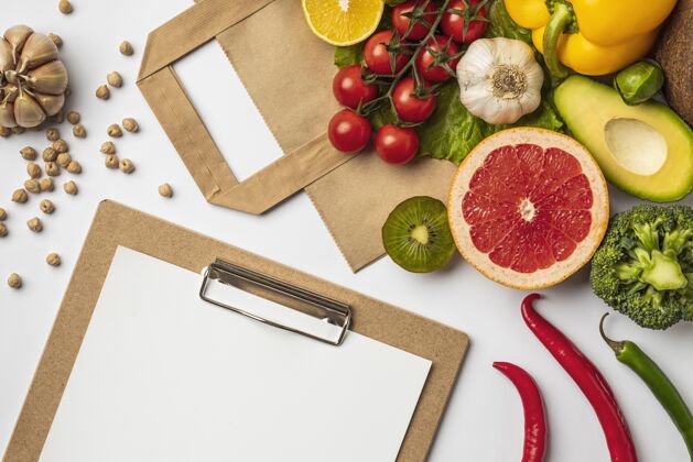 蔬菜用纸袋和剪贴板把各种蔬菜放平食品商品新鲜