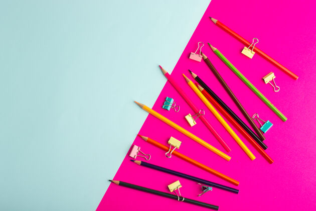彩虹顶视图彩色铅笔与贴在冰蓝色和粉红色的墙壁彩色铅笔笔绘画颜料铅笔绘画学校
