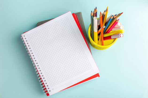 笔记顶视图彩色铅笔与文案蓝色墙上的书文案学校科学的颜色彩色活页夹铅笔