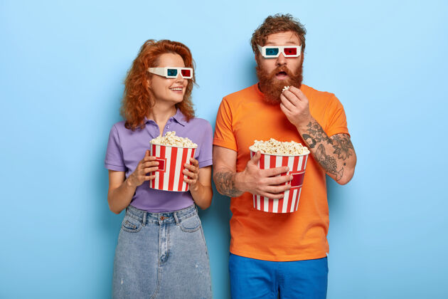 女红发男女夫妇在电影院看电影的照片红发姜男