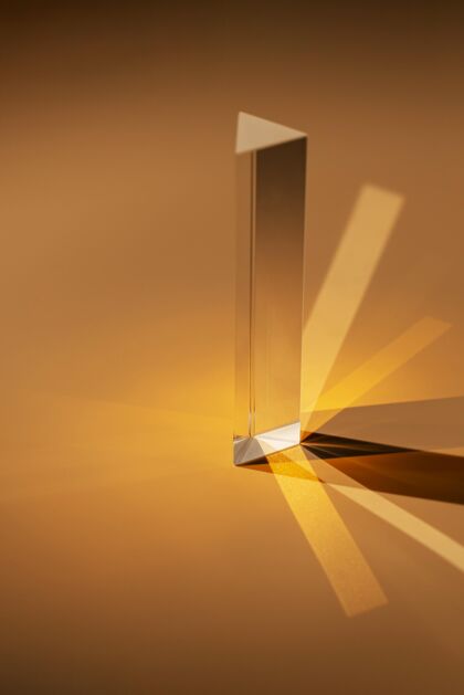 形状抽象的透明棱镜和棕色调的光水平棱镜光