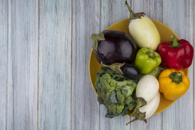 蔬菜顶视图的蔬菜 如胡椒花椰菜和茄子在板上的木制背景与复制空间西兰花茄子胡椒