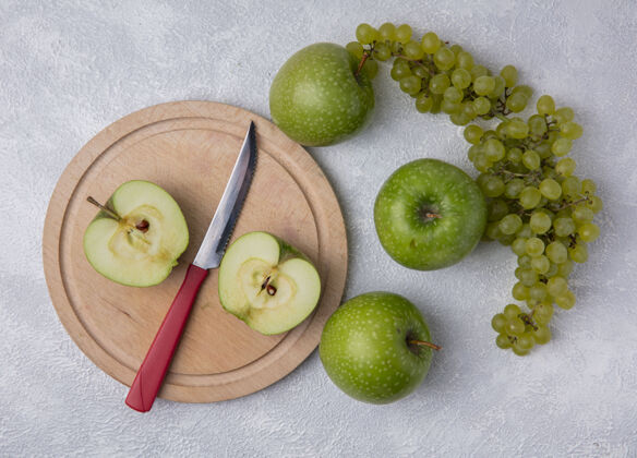 葡萄顶视图绿色苹果片与刀架上的绿色葡萄在白色的背景意见顶部白色